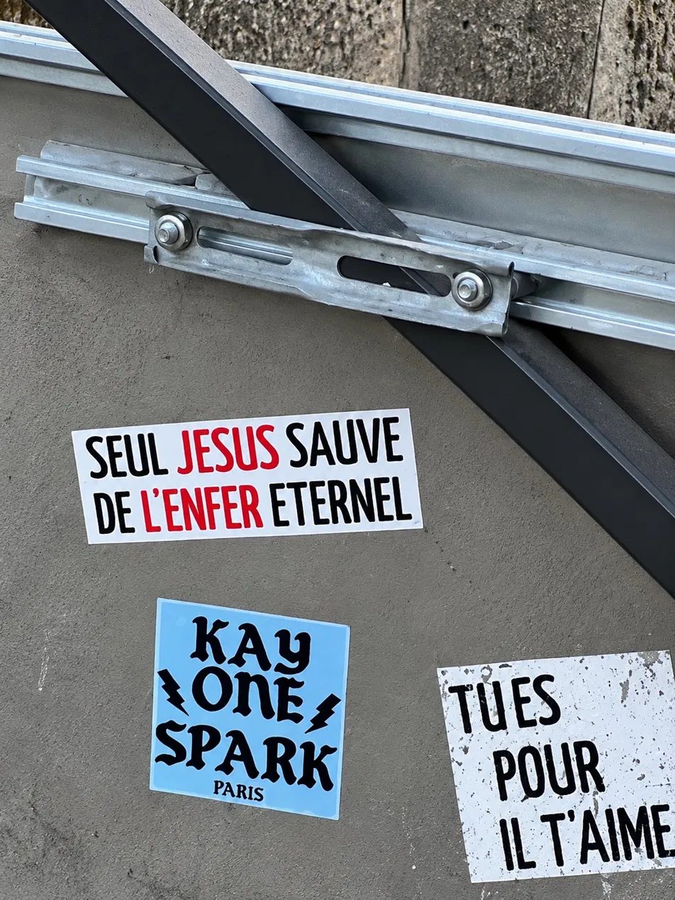 Le drapeau « Bienvenue à la maison » à l'entrée de l'église